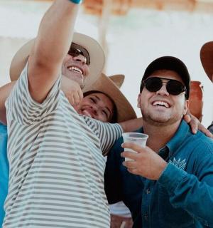 un gruppo di uomini in posa per una foto