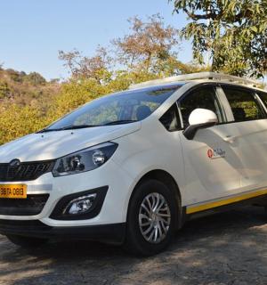 bílé auto zaparkované na prašné cestě