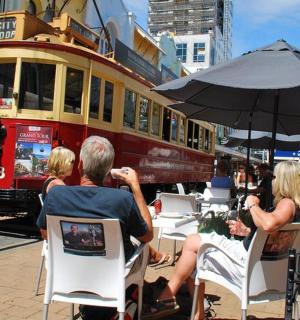 一群人坐在电车前的椅子上