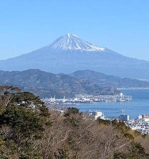 远处有一座山,山上有一座城市和一片水域