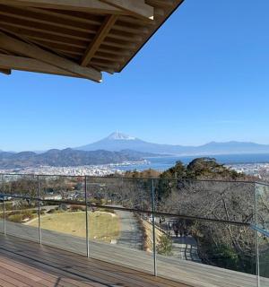 一名妇女推着婴儿车站在房屋阳台上