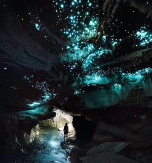 晚上，一个人站在山洞里