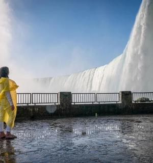 站在瀑布前的女人