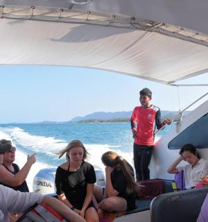 一群人在水上的船上