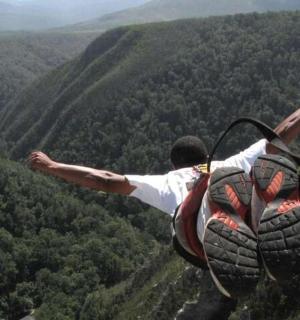 一名男子张开双臂在空中飞翔
