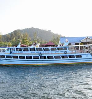 Velká loď kotví ve vodě