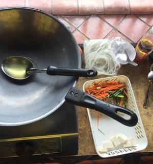 炉子上的一个带勺子的平底锅