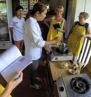 žena stojící v kuchyni se skupinou lidí