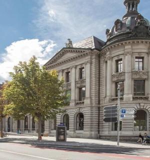 ein großes Steingebäude an einer Stadtstraße