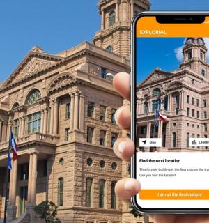 一个人在建筑物前举着手机