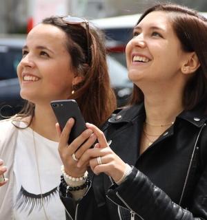 两个女人正在看手机