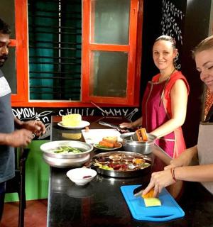 一群人在厨房准备食物