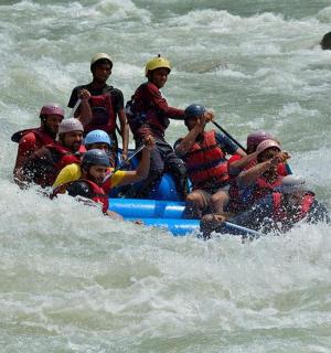 กลุ่มคนบนแพในน้ำ