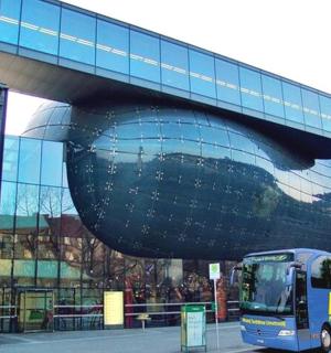 аутобус је паркиран испред зграде