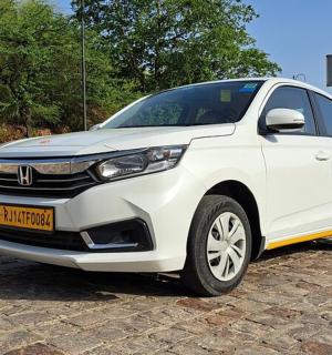 一辆白色汽车停在砖路上