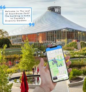 一个人在建筑物前举着手机