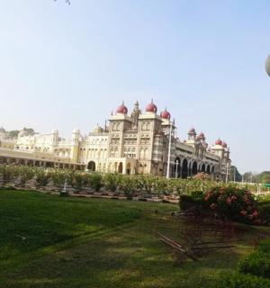 sebuah bangunan besar di taman di hadapan bangunan