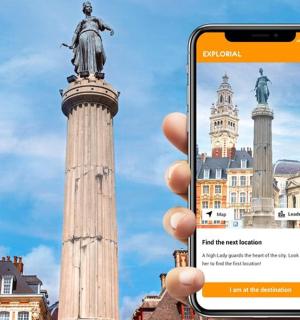 一个人在雕像前举着手机