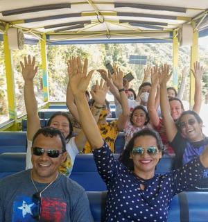 公交车上的一群人举着双手