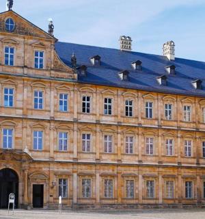 一座有着蓝色屋顶的大型石头建筑