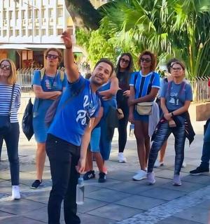 一群人站在人群前面