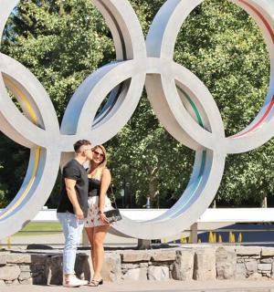 一男一女站在一座大型雕塑前