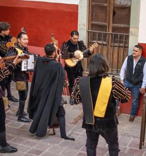 一群人围着一支正在演奏音乐的乐队