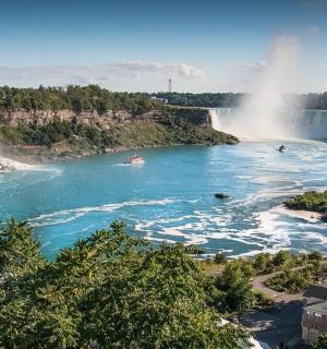 ทิวทัศน์ของแม่น้ำไนแองการาและน้ำตก