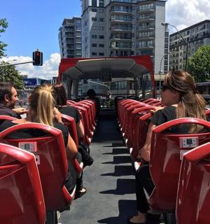 一群人坐在公共汽车上