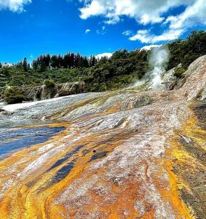 prašná cesta s gejzírem na úbočí hory