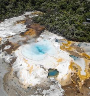 河中水池的鸟瞰图