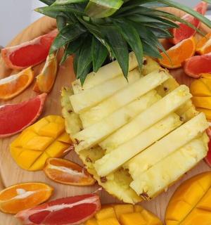 Una tabla de cortar de madera con fruta encima