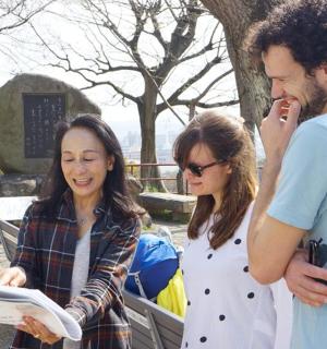 一名男子和一名女子正在看报纸