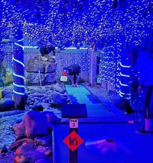 一个人在灯光下沿着小路行走