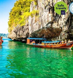 两艘船停靠在悬崖边的水中