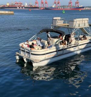 一群人在水中的船上