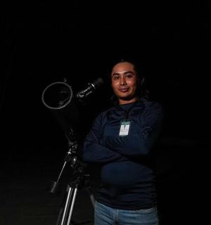 站在麦克风前的男人