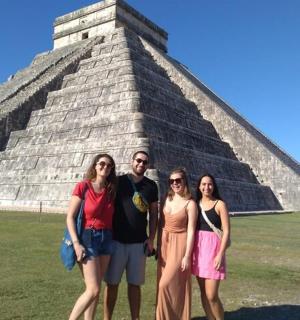 一群人站在金字塔前