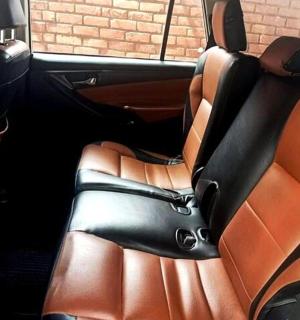 pemandangan tempat duduk belakang kereta