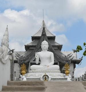 一座坐落在建筑物前的白色大雕像