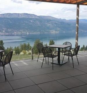 配有桌椅并可欣赏水景的露台