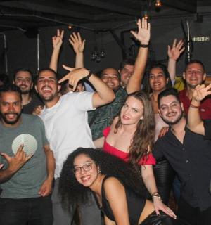 一群人在聚会上合影