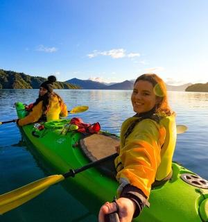 两名女子在湖上划皮划艇