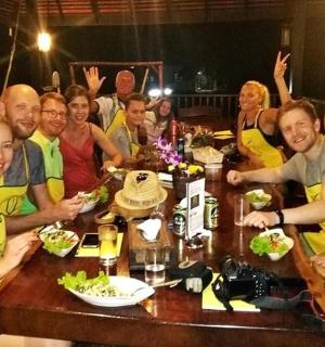 一群人围坐在桌旁吃饭