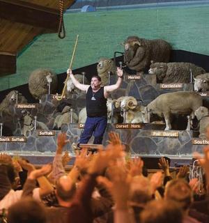 一名男子站在舞台上，面对着一群人