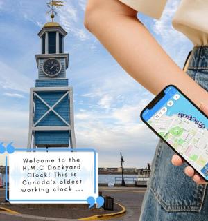 钟楼前拿着手机的女士