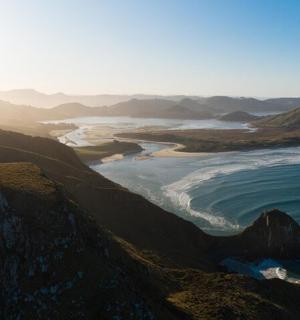 俯瞰海洋和山脉