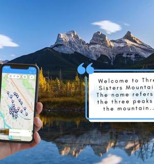 一个人在山前拿着手机