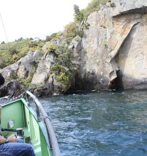 两人在岩层前的船上