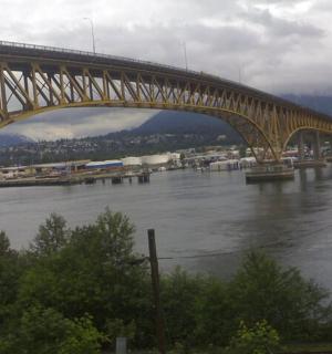 most přes řeku s vodou